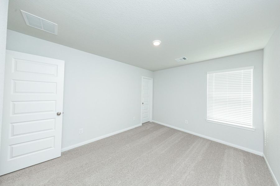 Spacious, unfurnished interior of a new home in River's Edge, Conroe (Image 10).