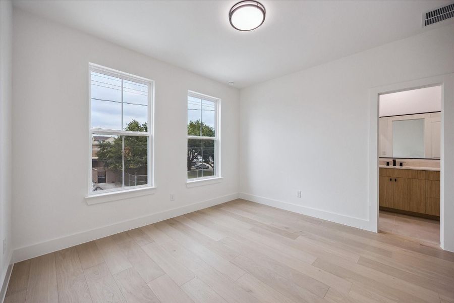 Spacious, unfurnished interior of a new home in , Houston (Image 21).