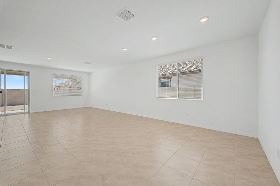 Spacious, unfurnished interior of a new home in Tyler Ranch, Buckeye (Image 9).