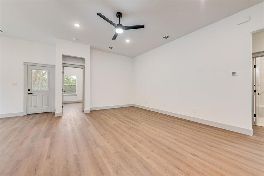 Spacious, unfurnished interior of a new home in , Log Cabin (Image 12).
