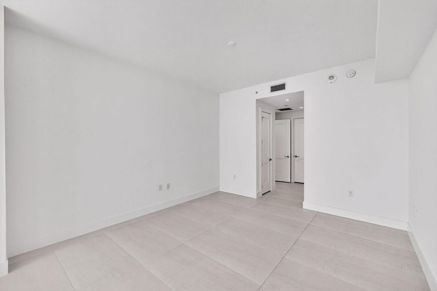 Spacious, unfurnished interior of a new home in , Fort Lauderdale (Image 24).