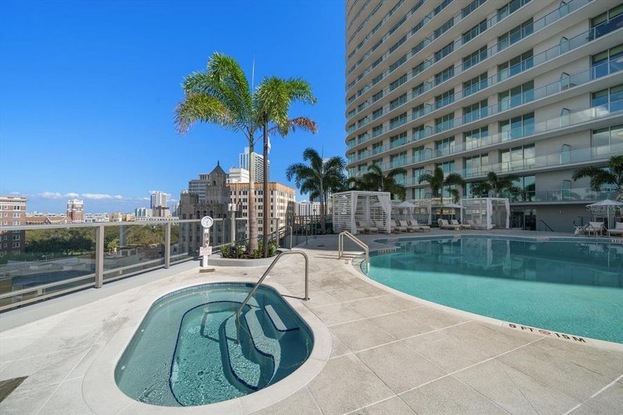 Condo located in St. Petersburg, FL showcasing its design and architecture (Image 26).