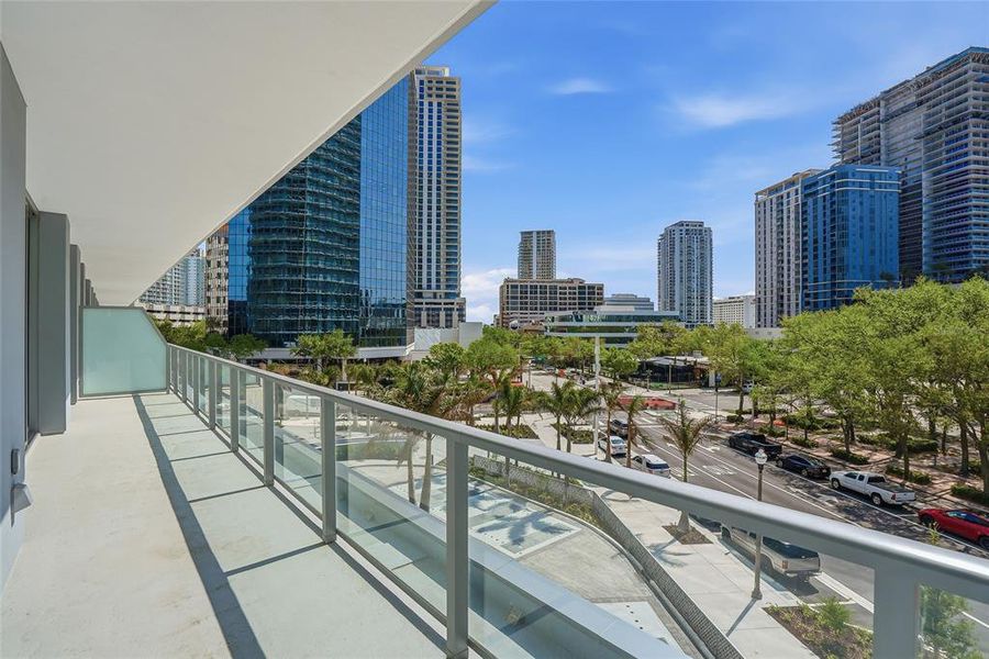 Condo located in St. Petersburg, FL showcasing its design and architecture (Image 40).