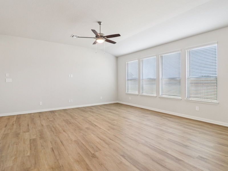 Spacious, unfurnished interior of a new home in Comanche Ridge, San Antonio (Image 15).