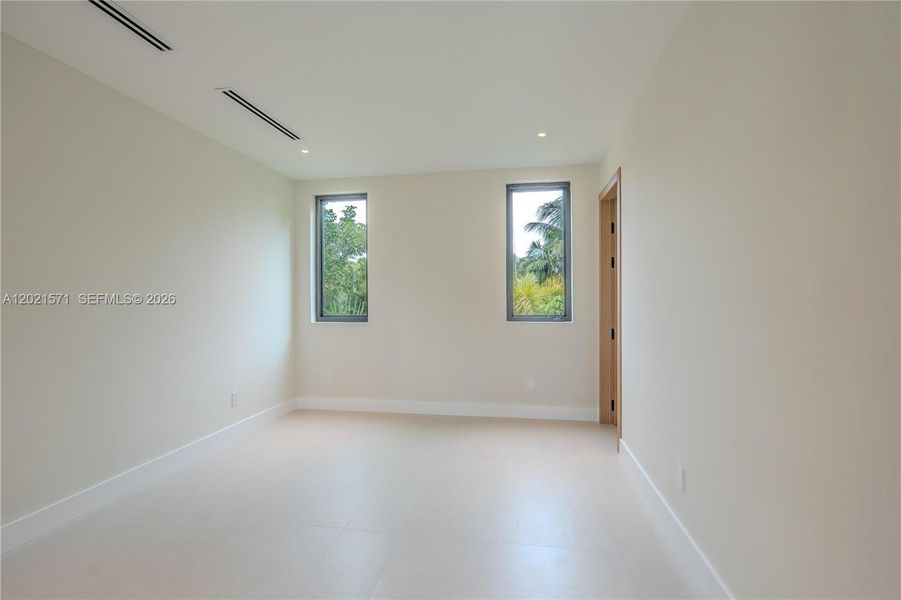Spacious, unfurnished interior of a new home in , Fort Lauderdale (Image 37).