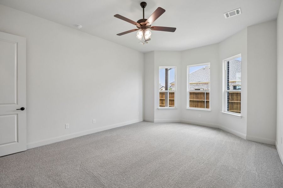 Spacious, unfurnished interior of a new home in Country Lakes, Denton (Image 14).