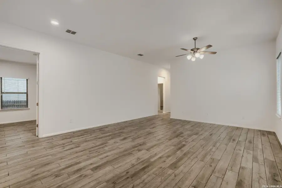 Spacious, unfurnished interior of a new home in Ladera, San Antonio (Image 27).