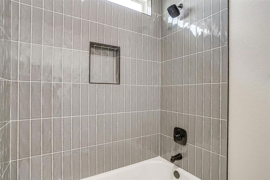 Bathroom with tiled shower / bath combo