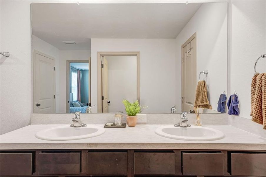 Close-up of interior finishes inside a home in Harvest Ridge, Zephyrhills (Image 21).