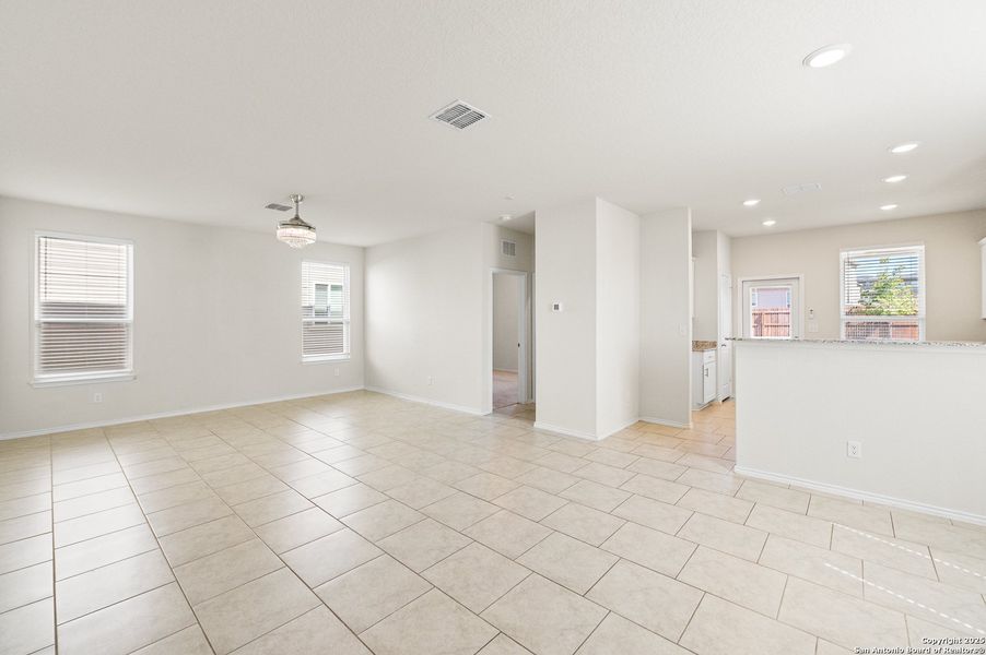 Spacious, unfurnished interior of a new home in Cinco Lakes, San Antonio (Image 19). Spacious, unfurnished interior of a new home in Cinco Lakes, San Antonio (Image 19).