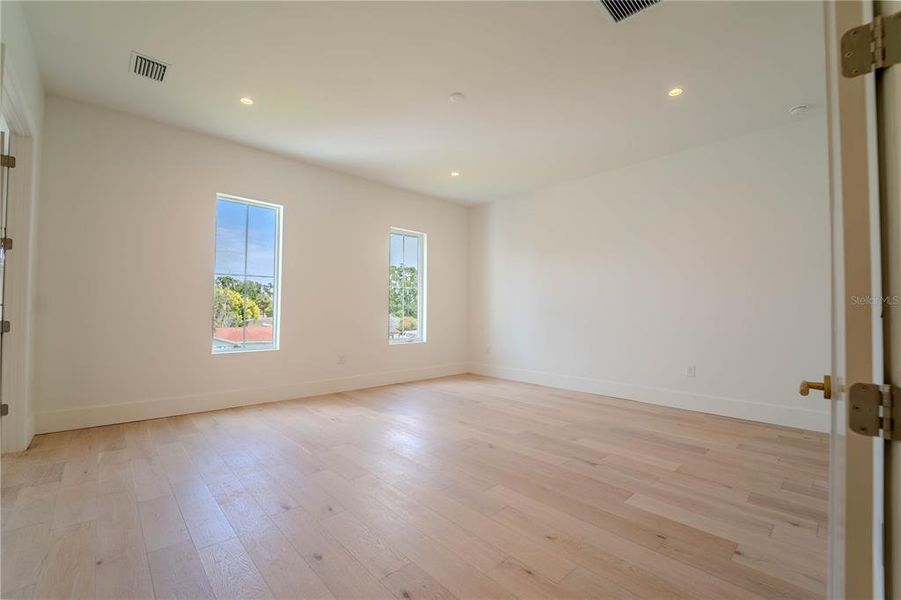 Spacious, unfurnished interior of a new home in , Tampa (Image 73).