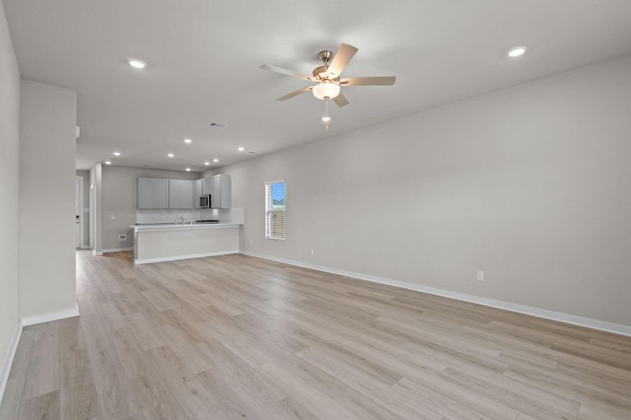 Spacious, unfurnished interior of a new home in Laurel Landing 40', Alvin (Image 13). Spacious, unfurnished interior of a new home in Laurel Landing 40', Alvin (Image 13).