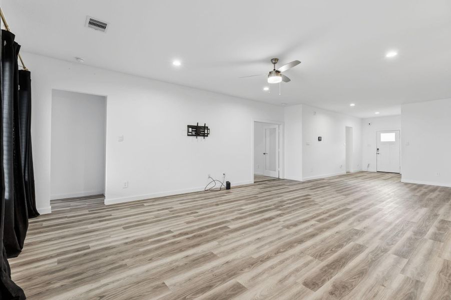 Spacious, unfurnished interior of a new home in , Fulshear (Image 19).