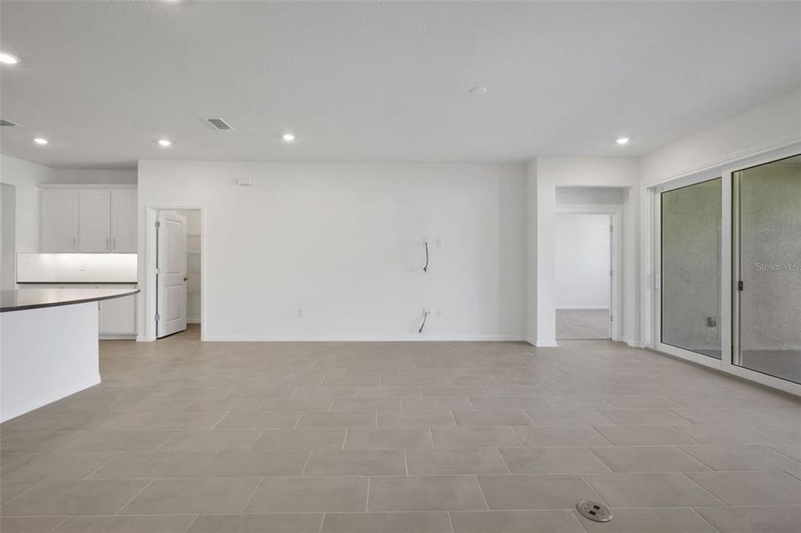 Spacious, unfurnished interior of a new home in Angeline, Land O' Lakes (Image 10).