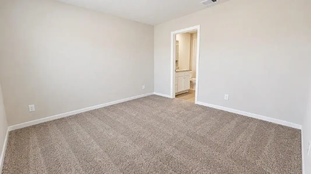 Spacious, unfurnished interior of a new home in Fisher's Cove, Aransas Pass (Image 8).
