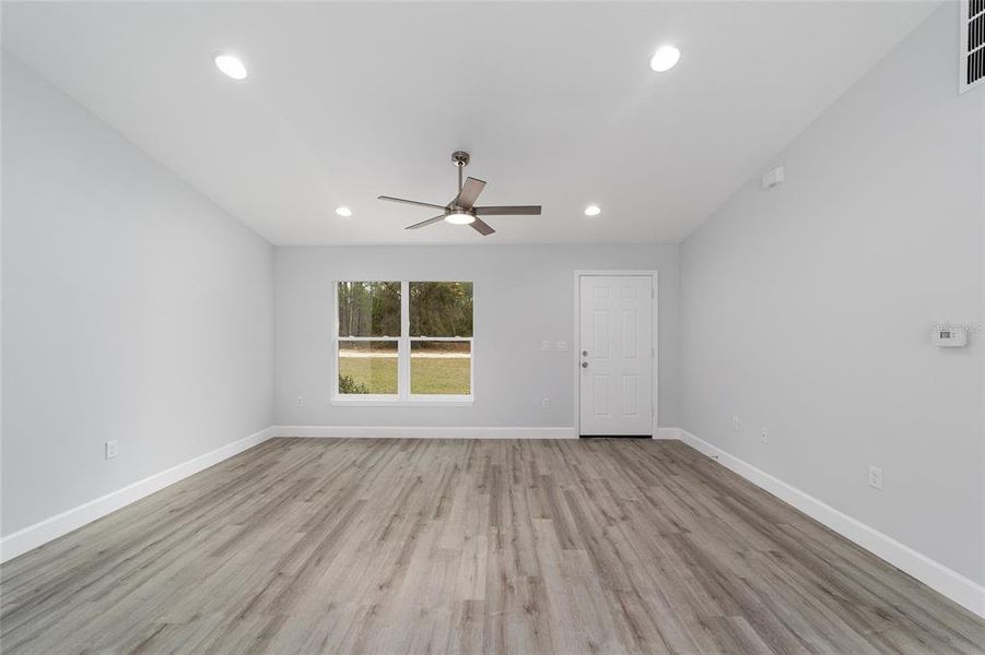 Spacious, unfurnished interior of a new home in , Dunnellon (Image 21).