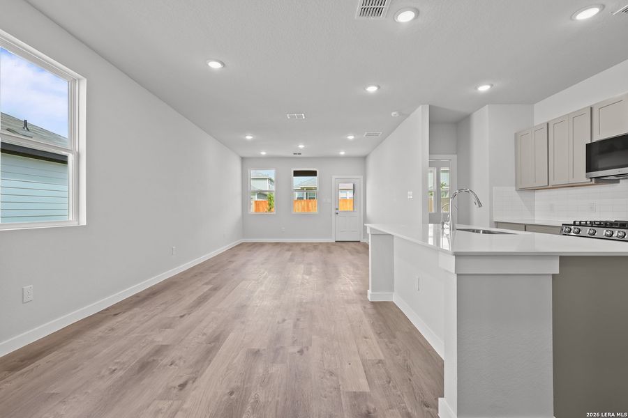 Spacious, unfurnished interior of a new home in Mesa Vista, San Antonio (Image 20).