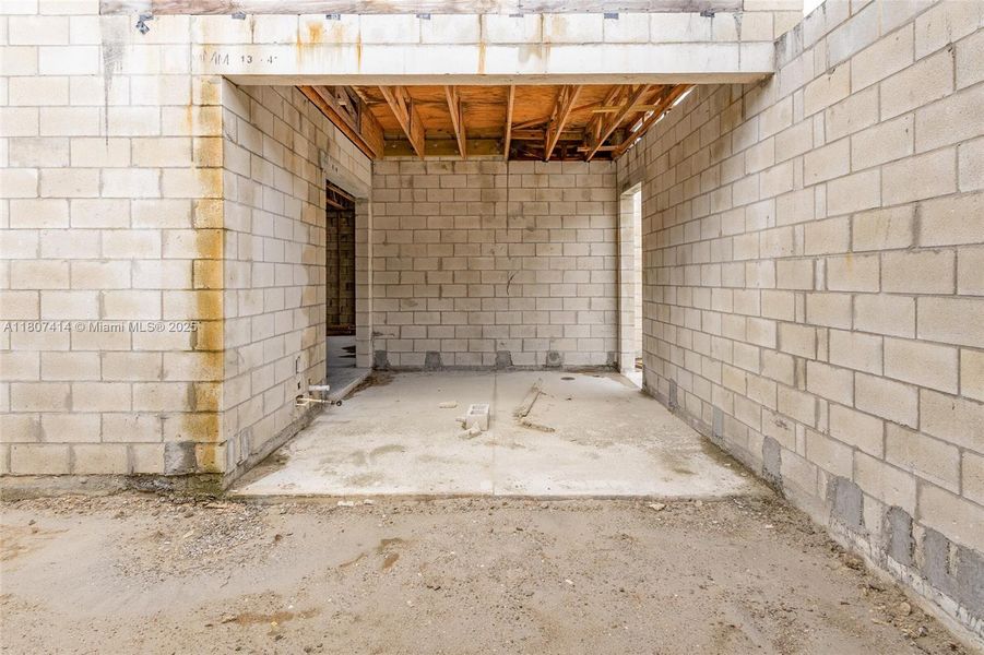 Spacious, unfurnished interior of a new home in , Palm Bay (Image 6).