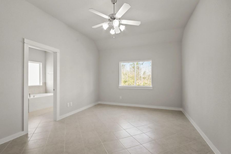 Spacious, unfurnished interior of a new home in Oakwood Ranch, Willis (Image 15).