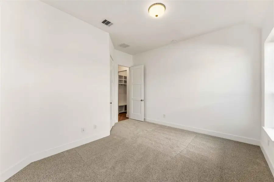 Spacious, unfurnished interior of a new home in Valencia, Manvel (Image 14).