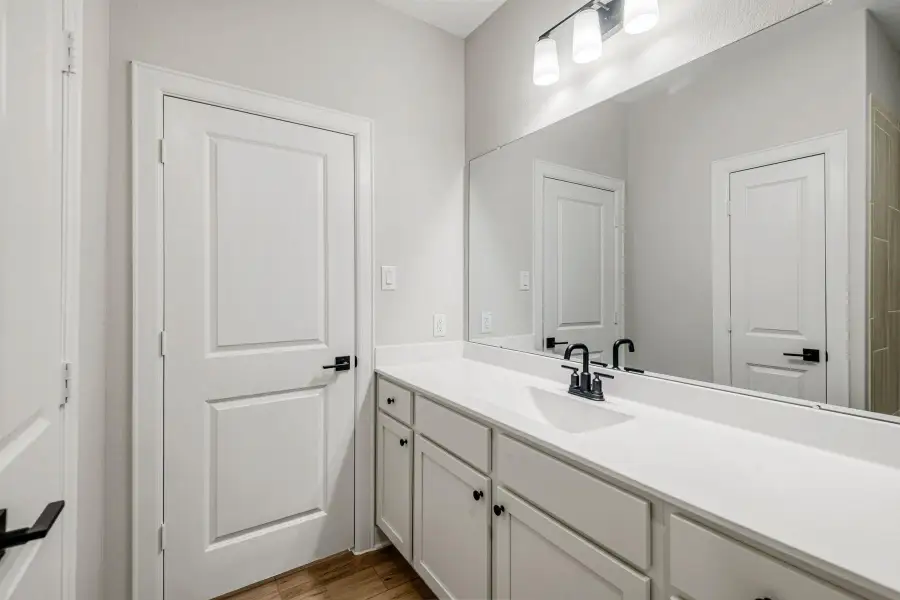 Furnished interior view inside a new home in Sweetwater Ridge, Conroe (Image 9).