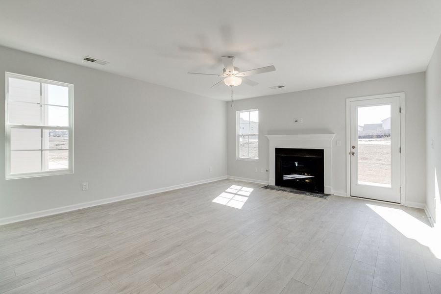 Spacious, unfurnished interior of a new home in Ellington, Elgin (Image 18).