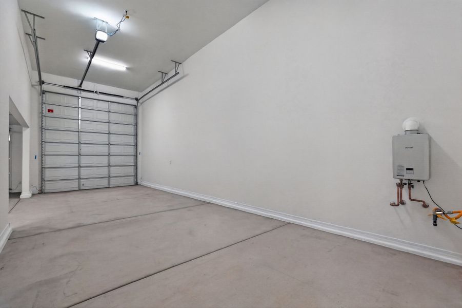 Spacious, unfurnished interior of a new home in Allen Ranches, Litchfield Park (Image 28).