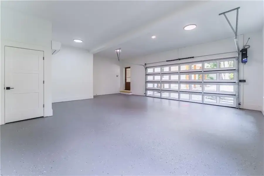 Spacious, unfurnished interior of a new home in , Sandy Springs (Image 23).