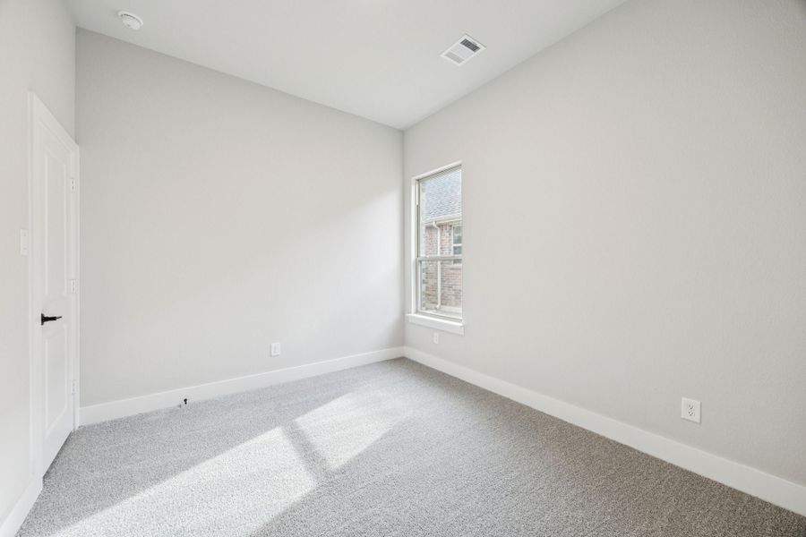 Spacious, unfurnished interior of a new home in Dove Hollow, Waxahachie (Image 14).