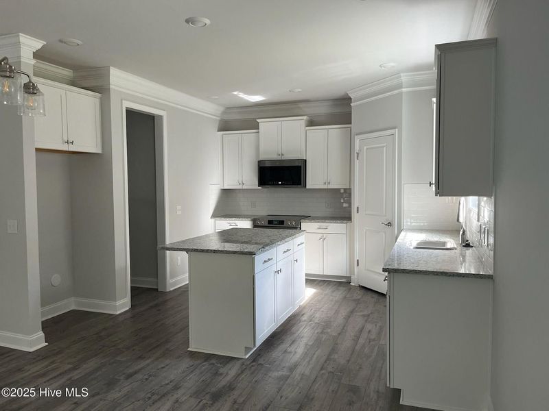 Furnished interior view inside a new home in Palmetto Creek, Bolivia (Image 9).