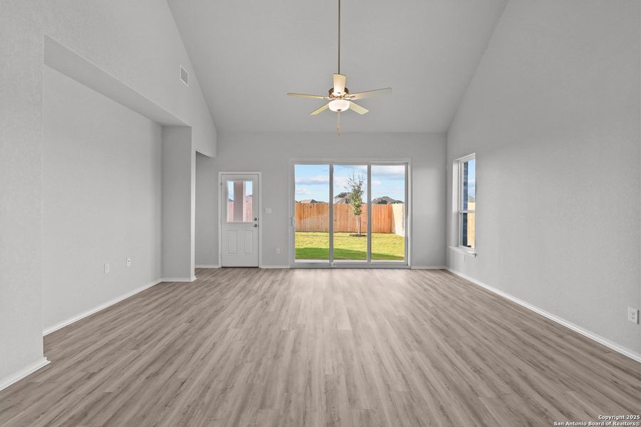 Spacious, unfurnished interior of a new home in Sunflower Ridge, New Braunfels (Image 33).