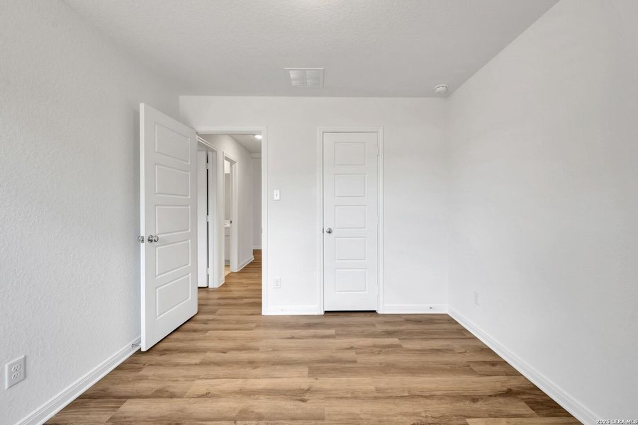 Spacious, unfurnished interior of a new home in Chaparral Ranch, Floresville (Image 12).