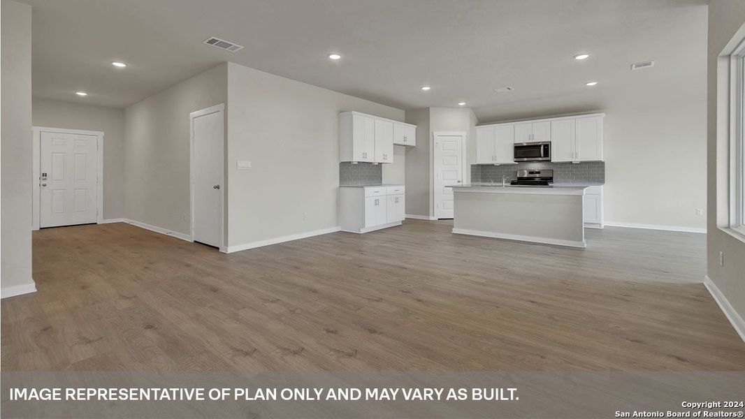 Spacious, unfurnished interior of a new home in Sonoma Oaks, Fredericksburg (Image 18).