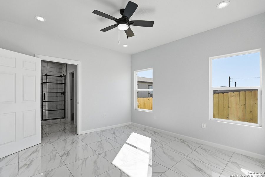 Spacious, unfurnished interior of a new home in , Atascosa (Image 18).