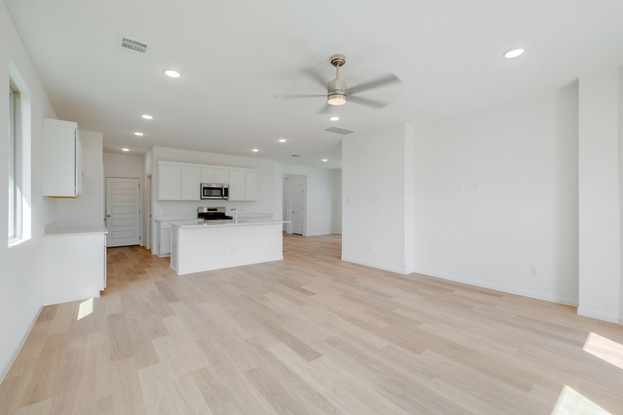 Spacious, unfurnished interior of a new home in Trinity Ranch, Elgin (Image 15).