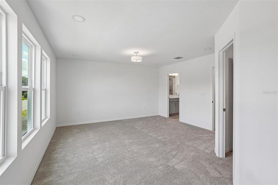 Spacious, unfurnished interior of a new home in Twin Oaks, Zephyrhills (Image 15).