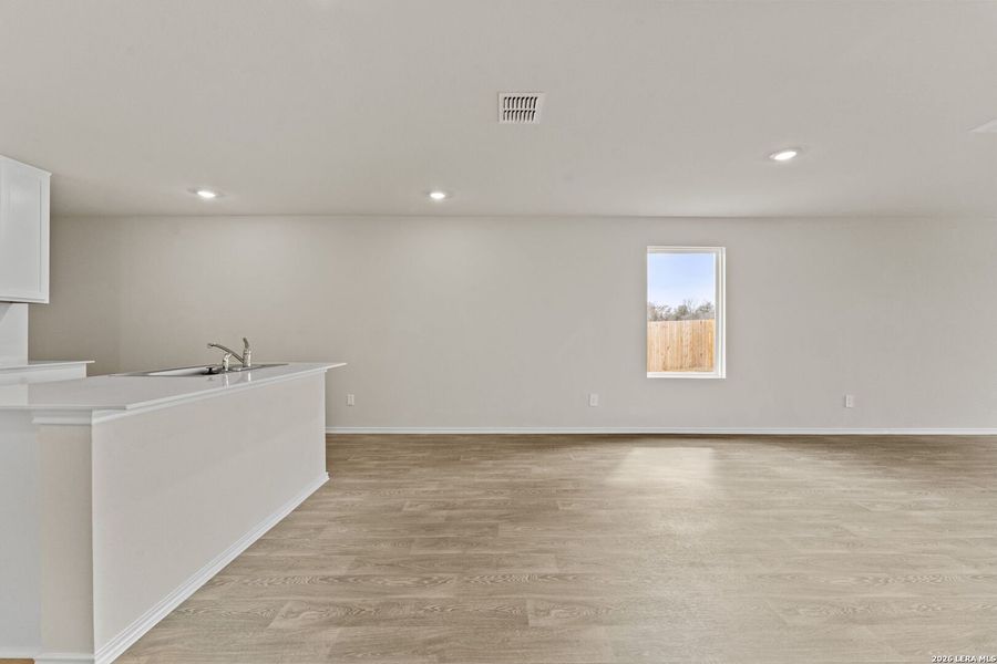 Spacious, unfurnished interior of a new home in Bollinger, Uhland (Image 27).