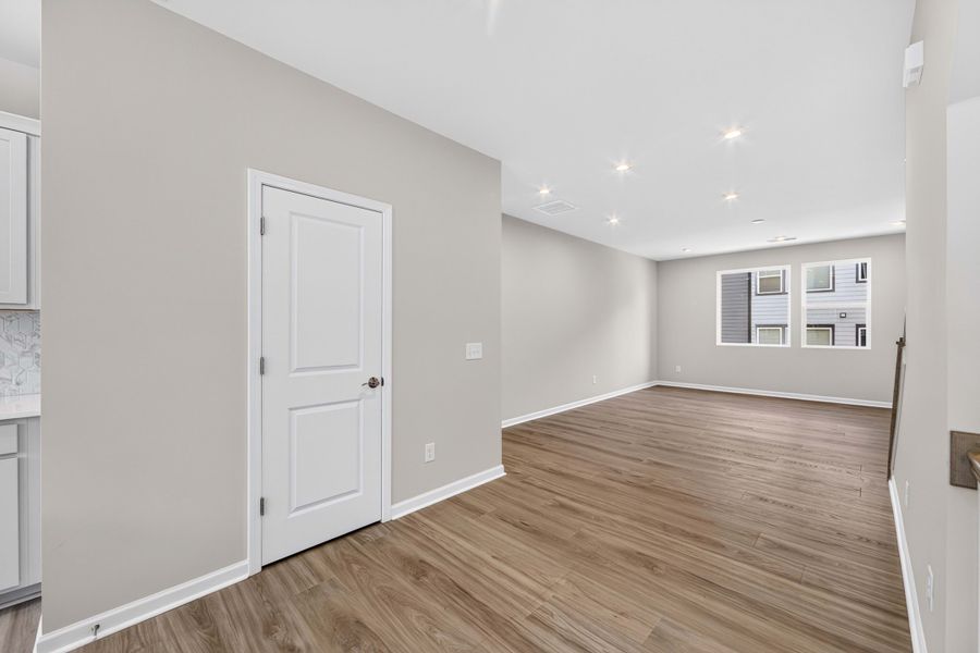 Spacious, unfurnished interior of a new home in Southmont, Charlotte (Image 19).