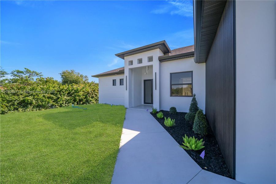 Exterior details and patio area of a home in , Lehigh Acres (Image 4).