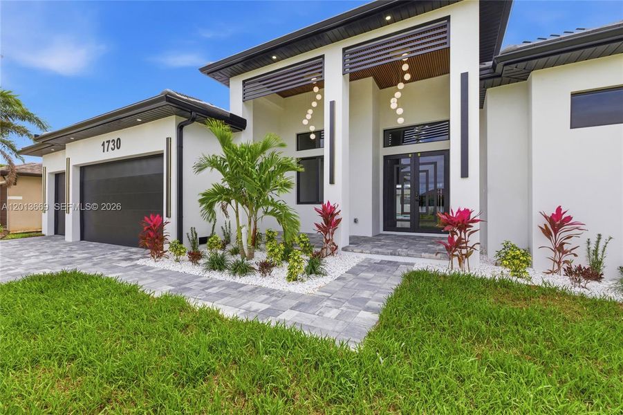 Exterior details and patio area of a home in , Cape Coral (Image 27).