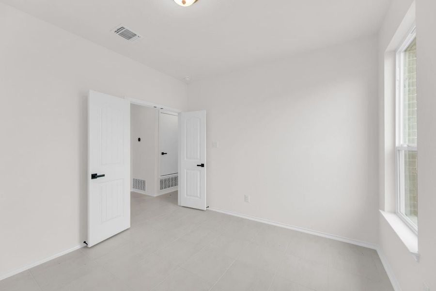 Spacious, unfurnished interior of a new home in Mustang Valley, Manor (Image 6).