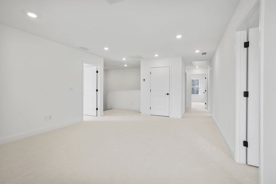 Spacious, unfurnished interior of a new home in Forest Creek, Waxhaw (Image 22).
