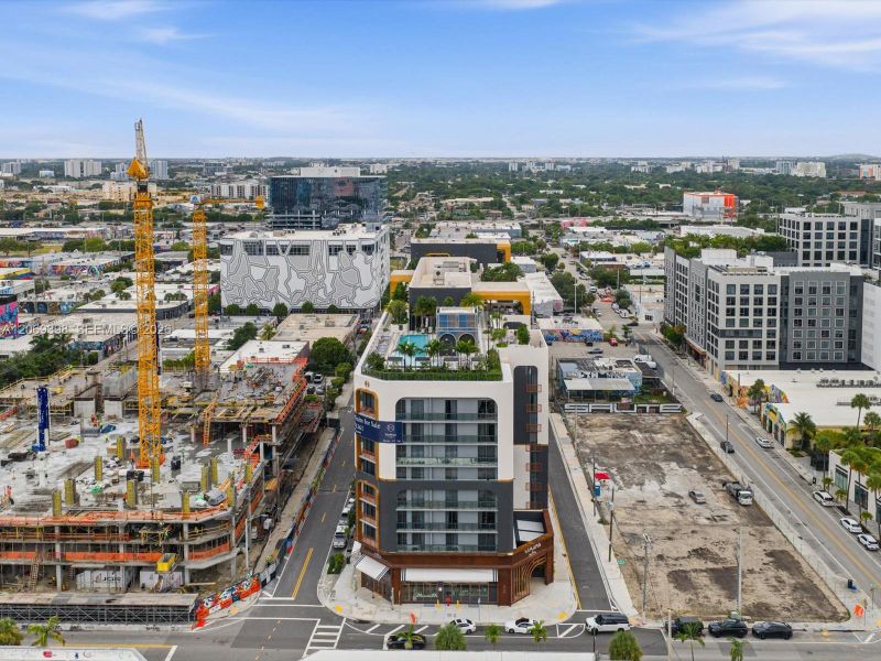 Condo located in Miami, FL showcasing its design and architecture (Image 17).
