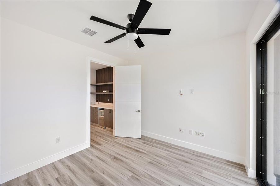 Spacious, unfurnished interior of a new home in , Tampa (Image 35).