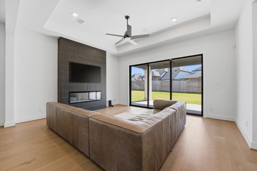 Huge sliding glass door opens all the way up to the covered back patio for seamless indoor/outdoor living. Huge sliding glass door opens all the way up to the covered back patio for seamless indoor/outdoor living.
