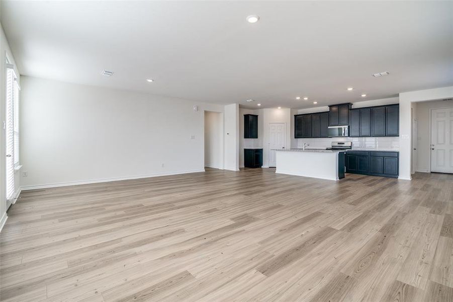 Spacious, unfurnished interior of a new home in Heartland, Crandall (Image 14).