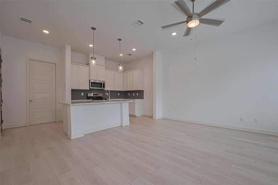 Spacious, unfurnished interior of a new home in Regents Court, Houston (Image 38).