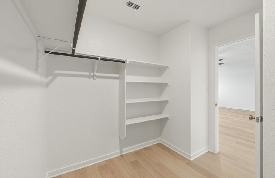 Spacious, unfurnished interior of a new home in Sunfield, Buda (Image 13).