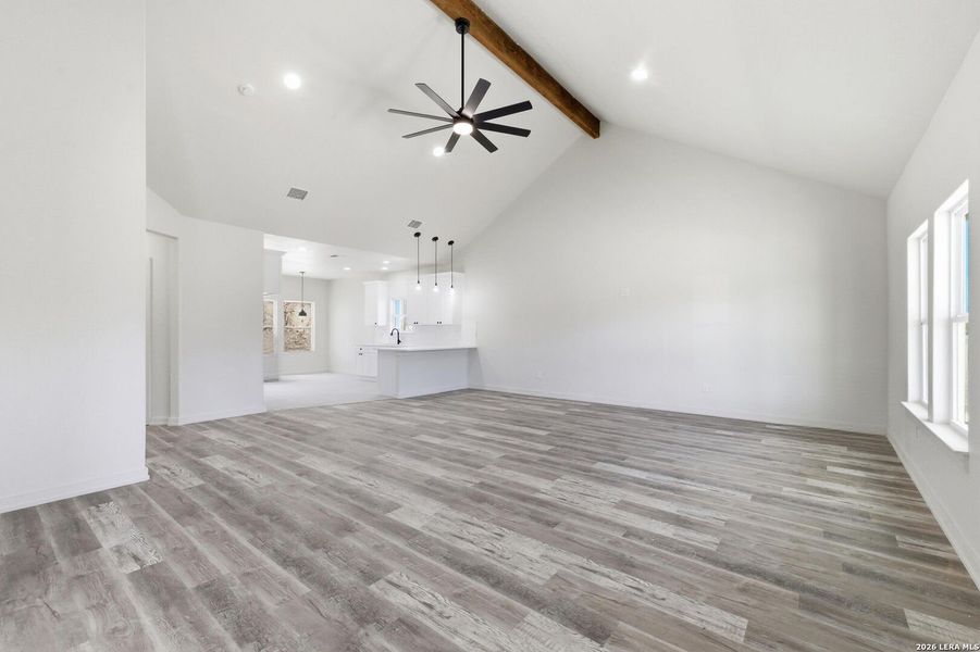 Spacious, unfurnished interior of a new home in , Floresville (Image 19).