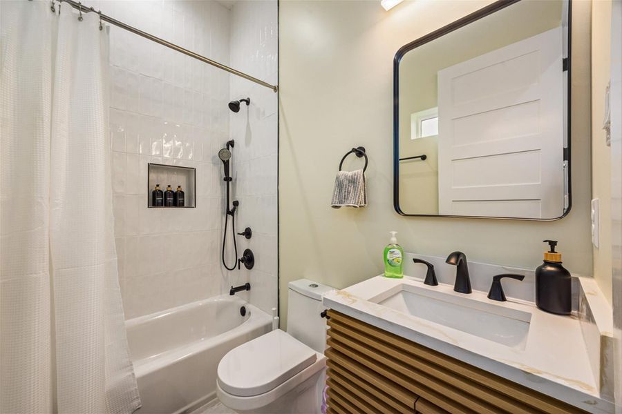 Furnished interior view inside a new home in , Galveston (Image 23).